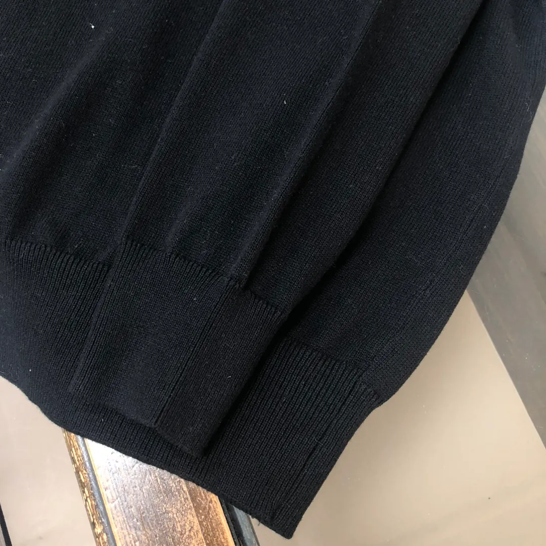P190 STONE ISLAND 💥 Exclusive latest men's casual pullover knitted sweater ~ advanced customization, full of urban style, classic, simple and elegant round neck bottoming knitted sweater. Imported fabrics are soft and delicate, and are skin-friendly and comfortable to wear. A basic foundation is indispensable for men's wardrobes. They can be used to match various clothing anytime and anywhere to meet your daily needs. The design of the clothes is very simple, embellished with unique compass logo embroidery, fashionable and versatile⚠️⚠️✨✨A must-have item for men! All three standards are complete! Color: black, off-white, gray Size: M-3XL (please state your height and weight when placing an order)